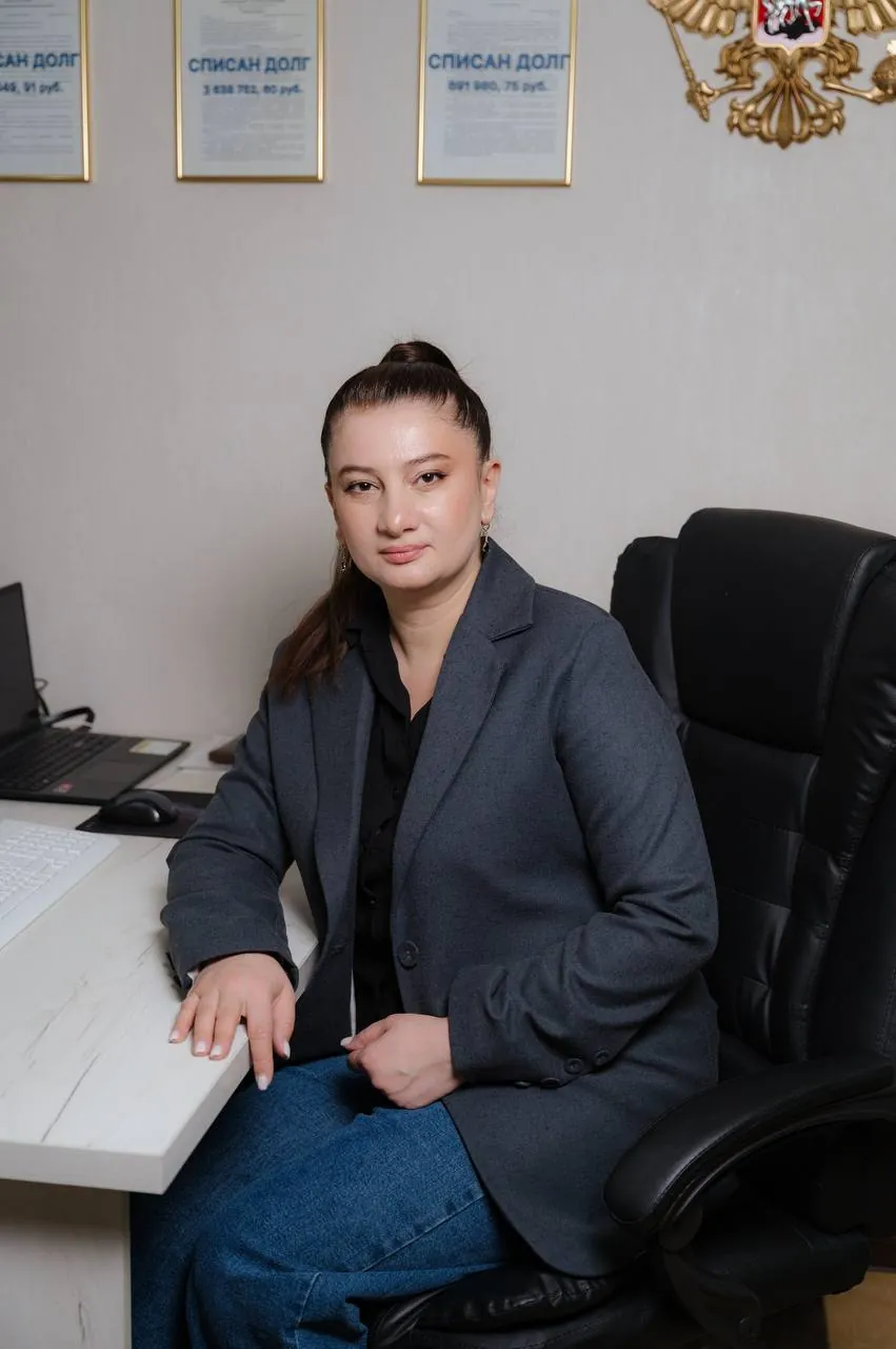 Бэлла Сиюхова за рабочим столом
