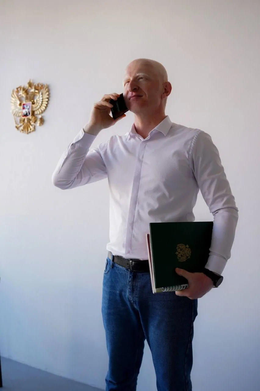 Заур Вороков говорит по телефону